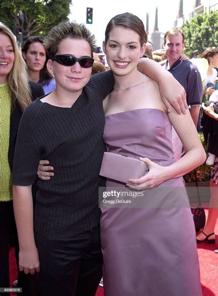 Anne Hathaway Siblings: Meet Thomas And Michael