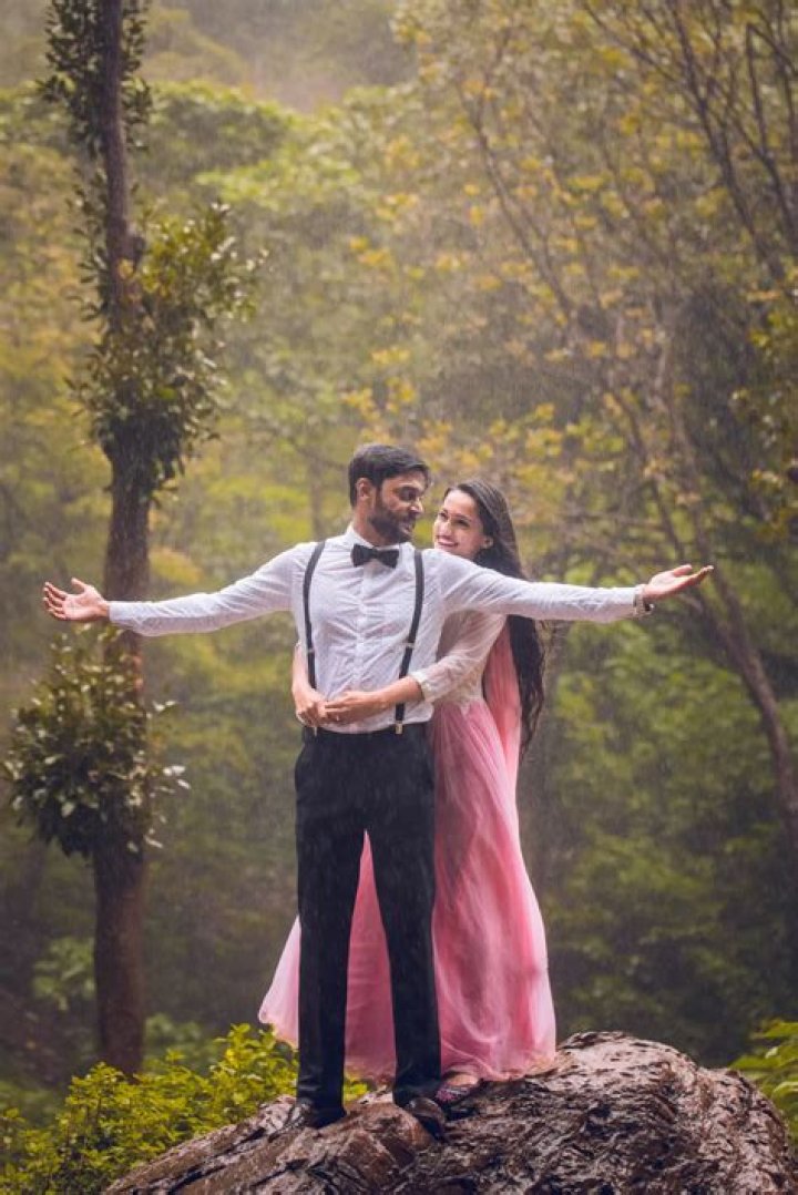 Couple’s Pre-wedding photos go viral for funny reason (Photo)