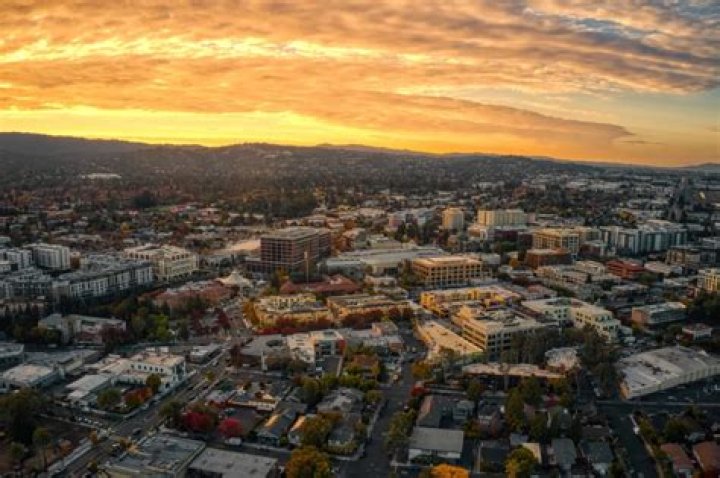 Is oakland a suburb of san francisco