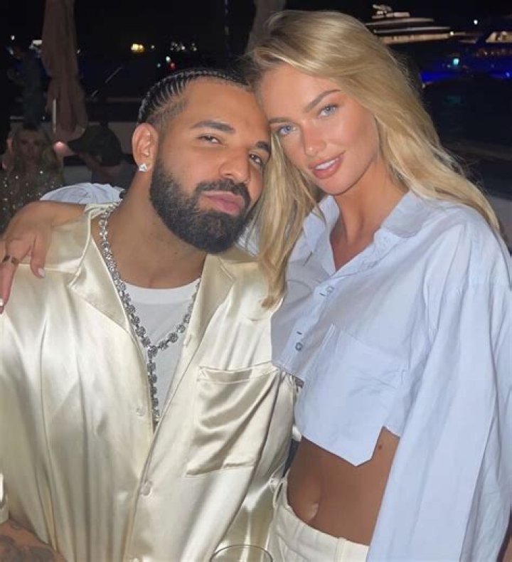 These HOT Photos Of Drake’s Girlfriend Is Trending