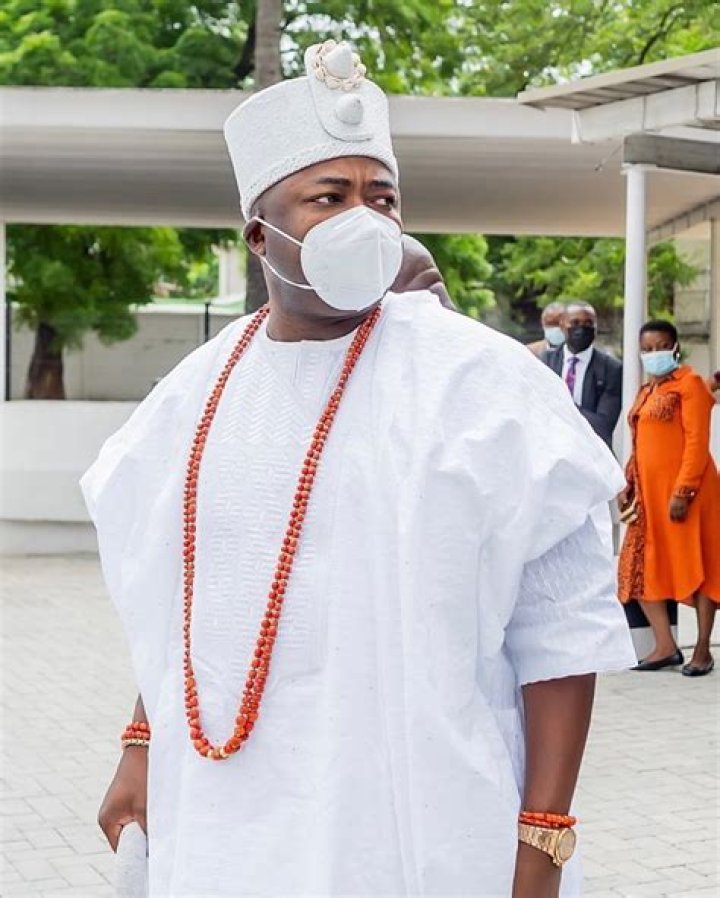 Video Of Davido Prostrating For Oba Elegushi, At His 45th Birthday