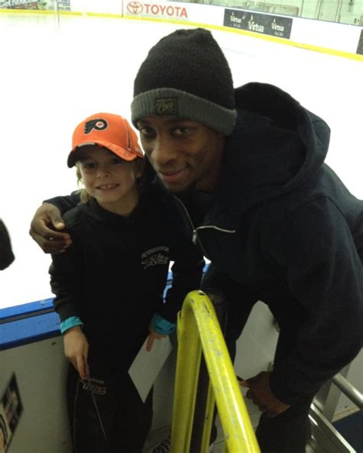 Wayne Simmonds Teeth: How many teeth is Wayne Simmonds missing? How did Wayne Simmons lose his teeth?