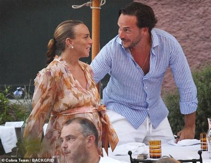 Who Is Philip Green Daughter Boyfriend? Chloe Green Net Worth and Instagram
